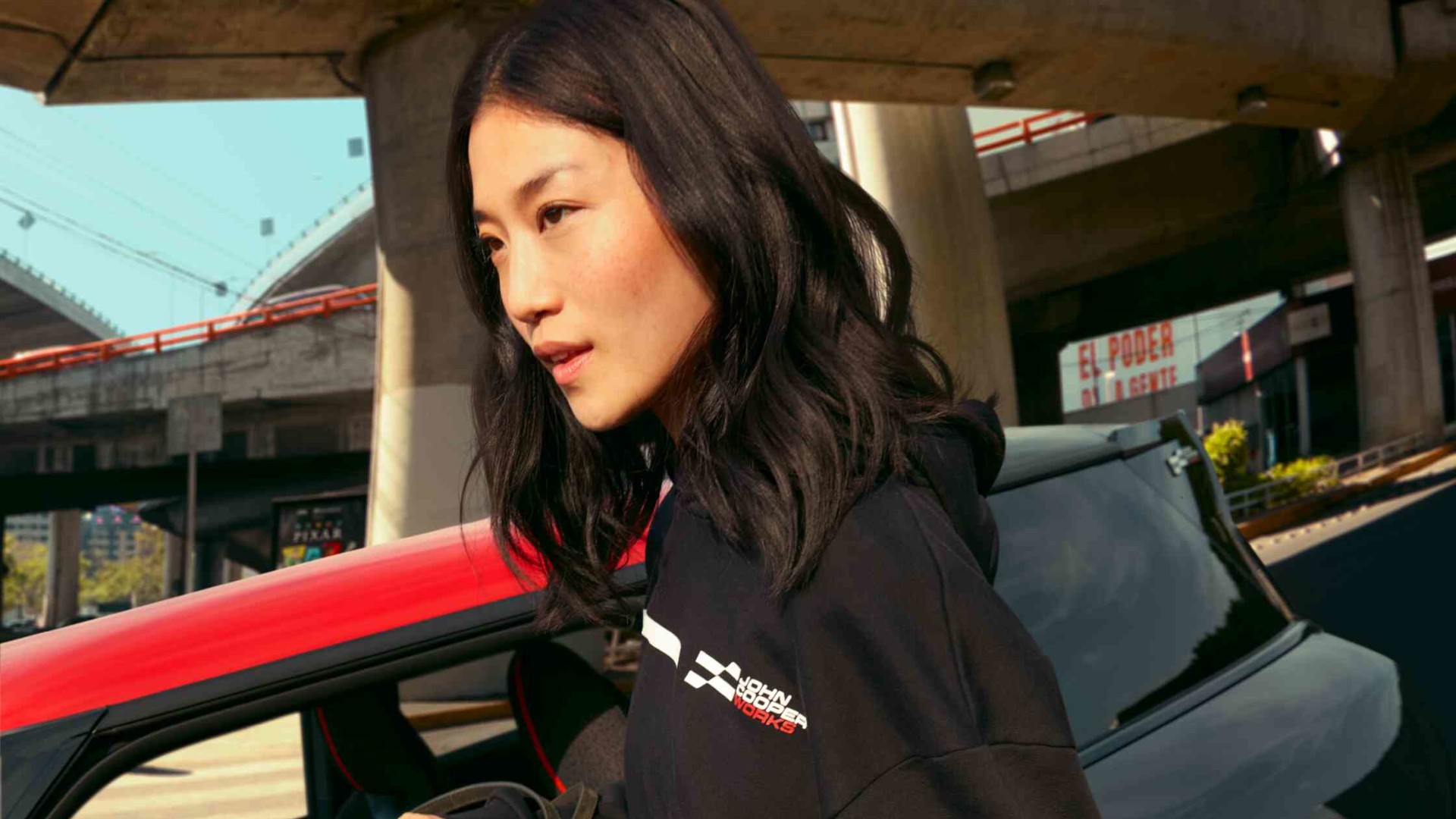 Eine Kundin im MINI Center nach einer Beratung zu den MINI Financial Services. 